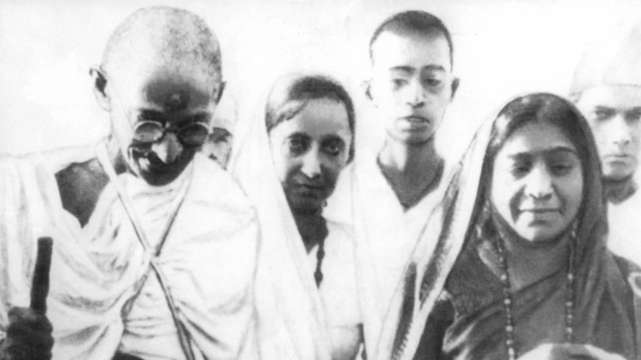 Mahatma Gandhi, Mithuben Petit, and Sarojini Naidu during the March.